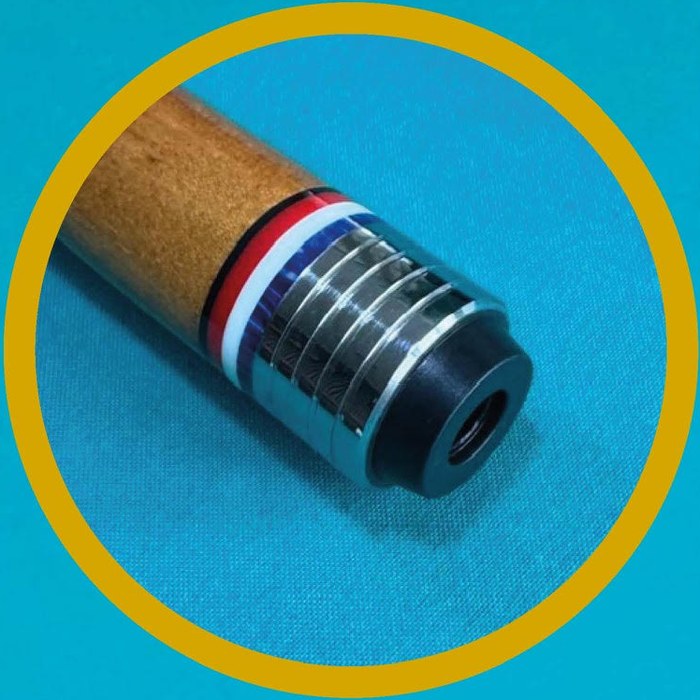 Close-up van het verbindingsstuk met rood-wit-blauwe ringen en gepolijst RVS.